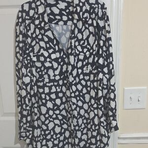 Women's Black and White Patterned Top